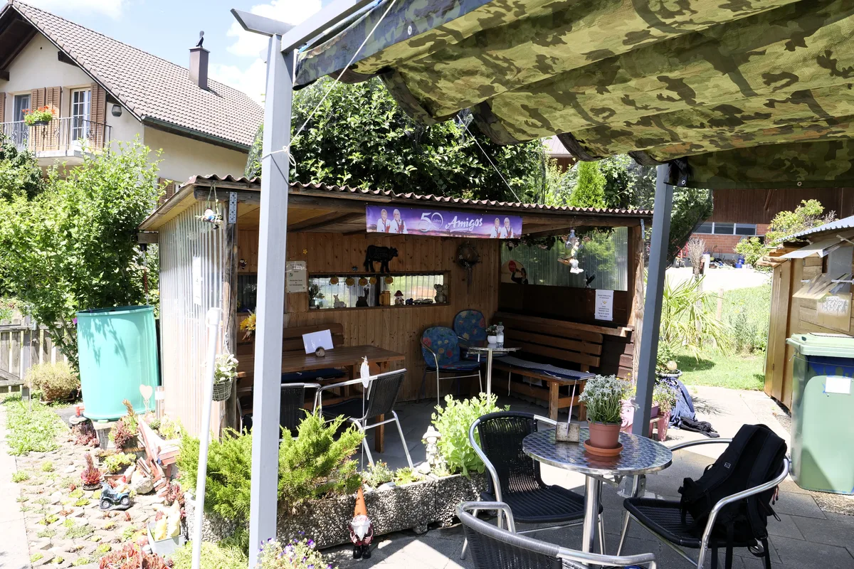Tische und Stühle in einer Gartenbeiz