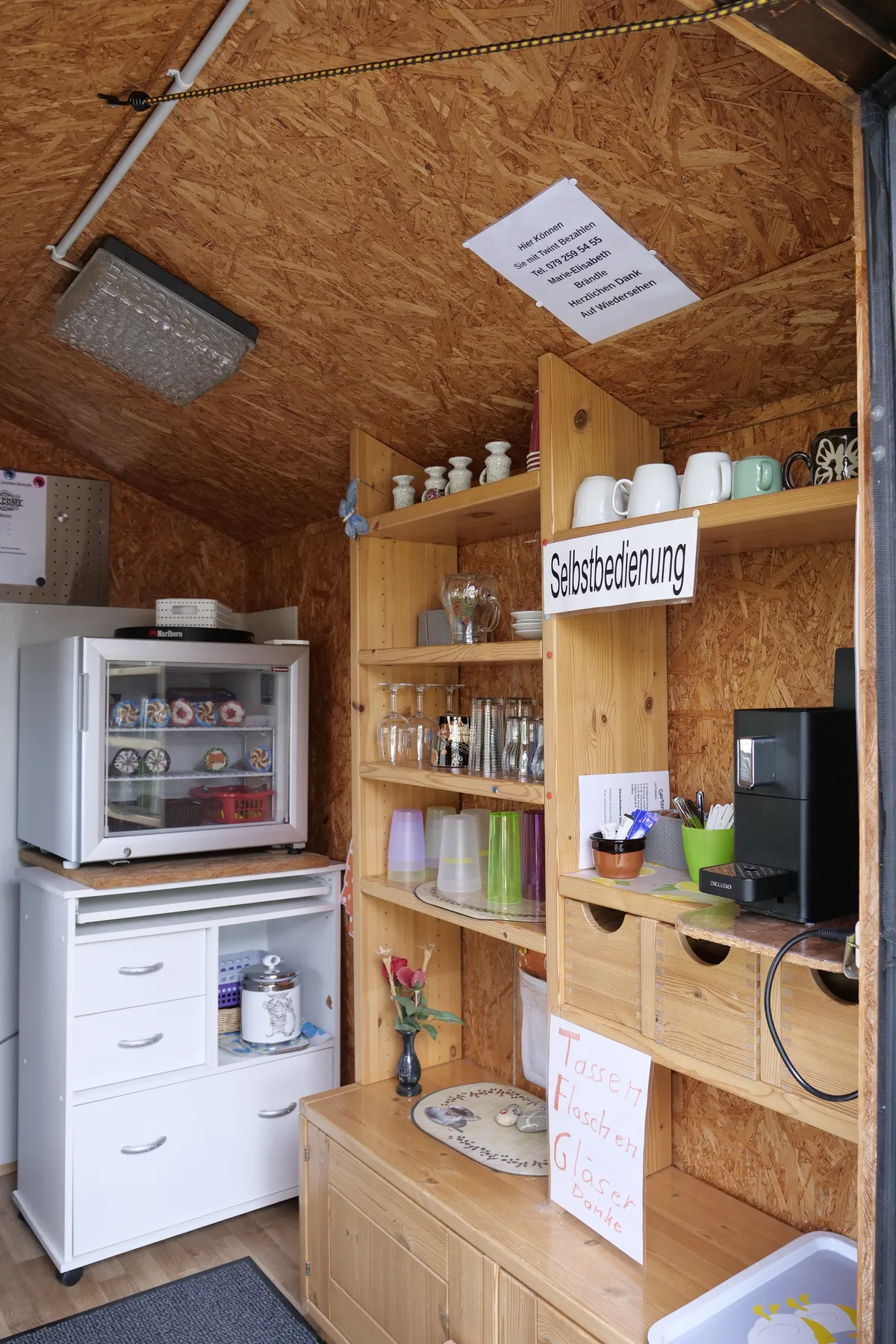 Selbstbedienungbeizli mit Kaffeemaschine und Kühlschrank