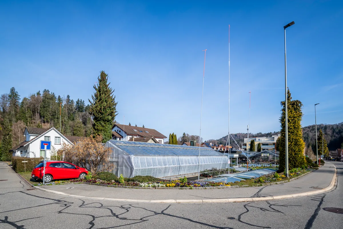 Die Baugespanne über den bestehenden Gebäuden lassen ein grosses Bauvolumen erahnen. Die Blumengärtnerei G. Gerber AG in Rikon investiert in die Zukunft.