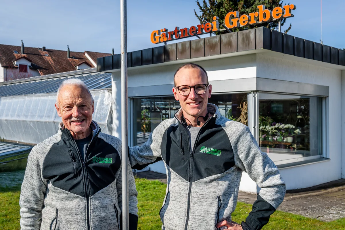 29716750-4 Die beiden Bauherren Göpf und Elias Gerber zusammen an der Ecke des neuen, grösseren Blumenladens.
