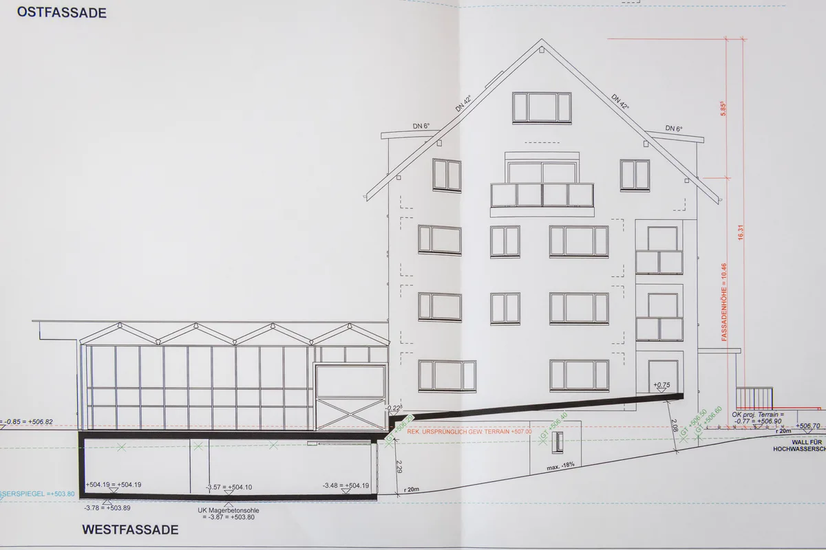 Die Westfassade wird durch das neue Wohngebäude und das moderne Treibhaus dominiert. Die Blumengärtnerei G. Gerber AG in Rikon investiert in die Zukunft.