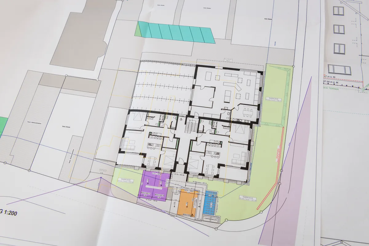 Wo heute das Treibhaus und der Blumenladen stehen, kommt ein Wohnhaus mit acht Wohnungen dazu. Die Blumengärtnerei G. Gerber AG in Rikon investiert in die Zukunft.