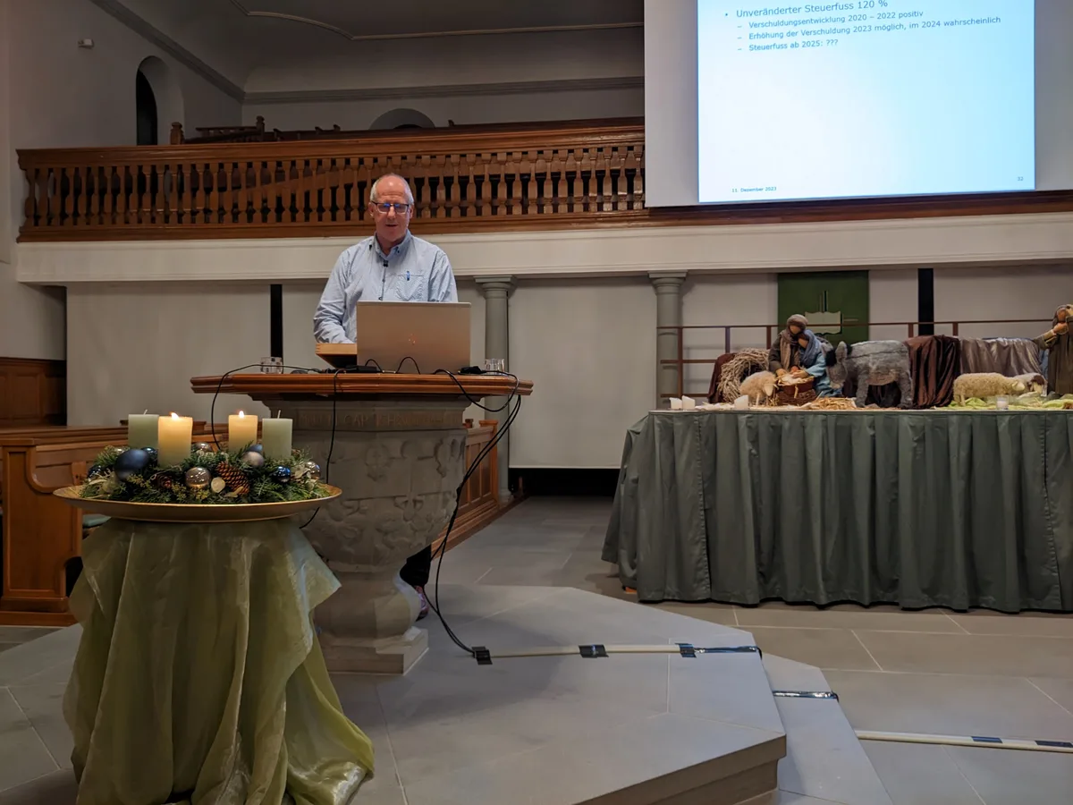 Hatte beim Budget keine frohe Botschaft zu verkünden: Baumas neuer Finanzvorstand Daniel Schmidt. Man sieht einen Mann bei einem Vortrag in der Kirche.