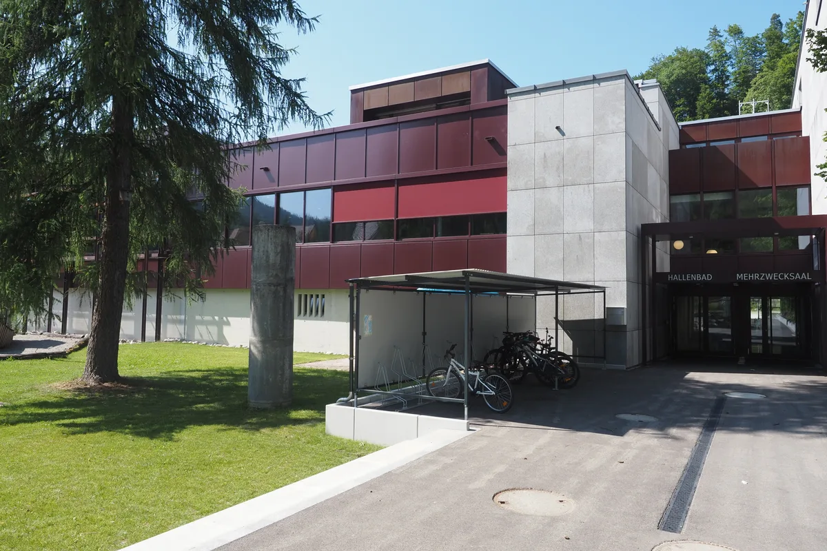 Man sieht das Hallenbad Bauma von aussen.