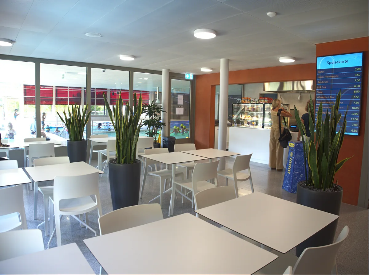Man sieht das neue Bistro des Hallenbads Bauma.