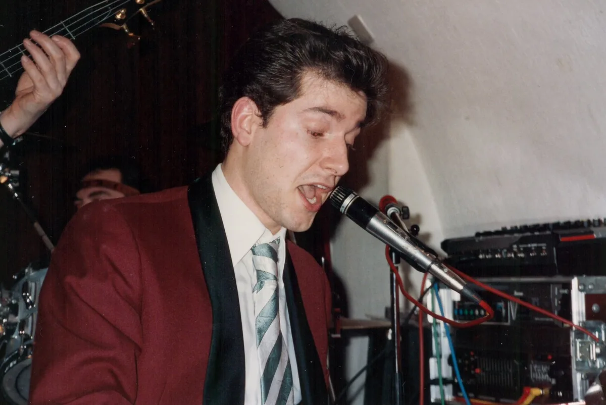Man sieht einen Mann an einem Konzert.