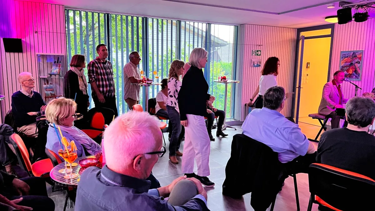 Man sieht Personen an einem Konzert.