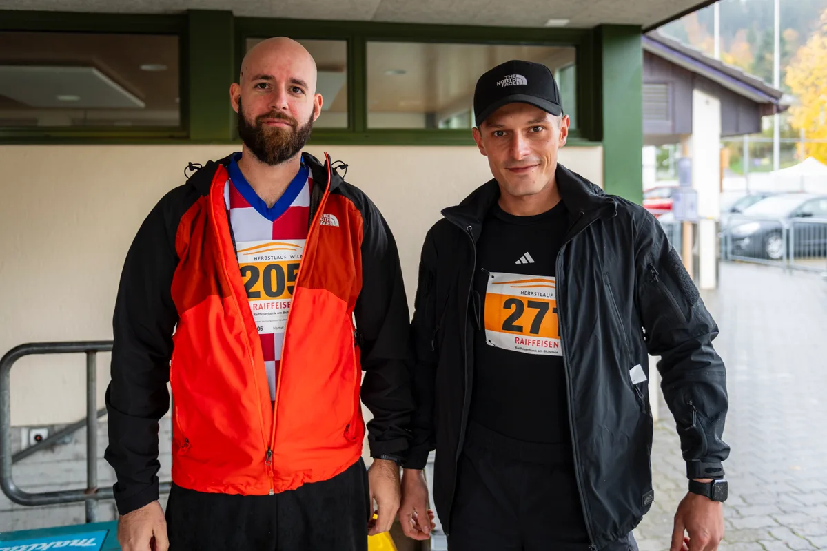 Stellvertretend für alle Teilnehmenden die Frage nach der Motivation an Ralph und Manuel aus Turbenthal. Sie haben sich gemeinsam, in den letzten Wochen, auf den Herbstlauf vorbereitet. Da kann sie ein bisschen Regen nicht davon abhalten. Zwei Läufer schauen in die Kamera.