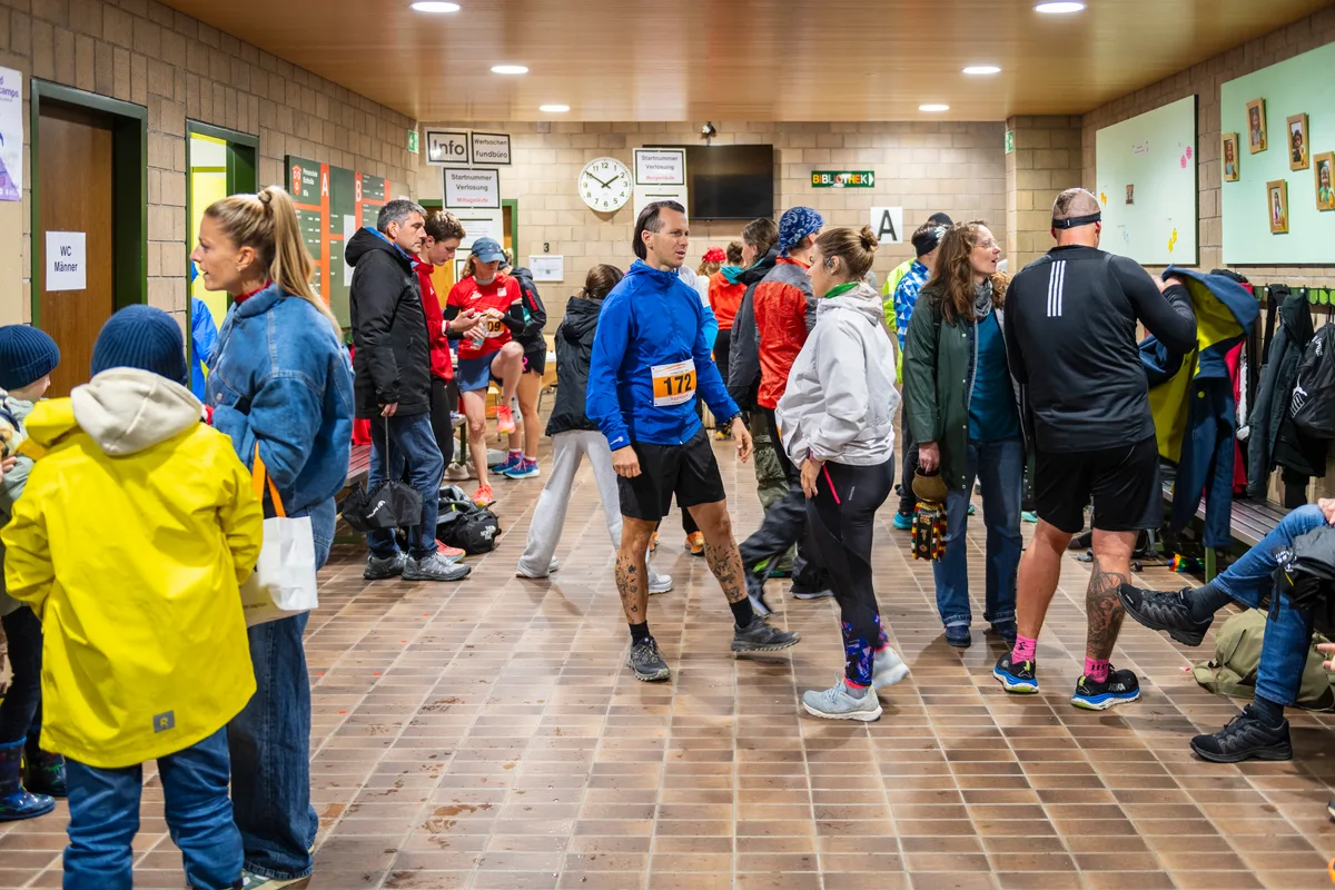 Noch kurz aufwärmen im Schärmen. Bevor es raus geht in den Dauerregen. Teilnehmende wärmen sich im Trockenen auf.