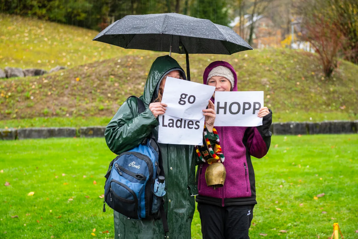 Das Publikum an der Strecke war an einer Hand abzuzählen. Der Enthusiasmus war aber ungebrochen. Zwei Frauen sind am Fanen.