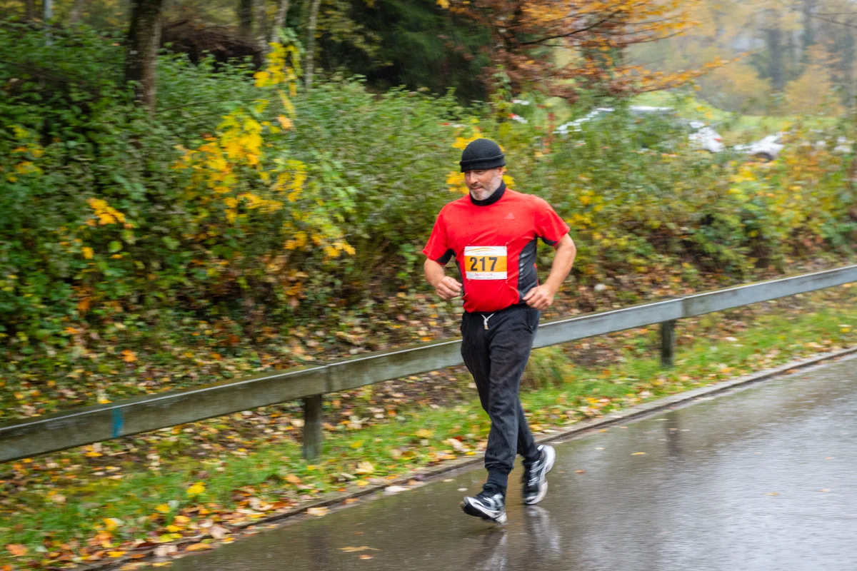 Ein weiterer prominenter Wilemer. Thomas Fischer der Schulhaus-Abwart von der Eichhalde war nicht ganz freiwillig mit dabei. Irgendwie wurde er automatisch angemeldet. Thomas Fischer in Bewegung.