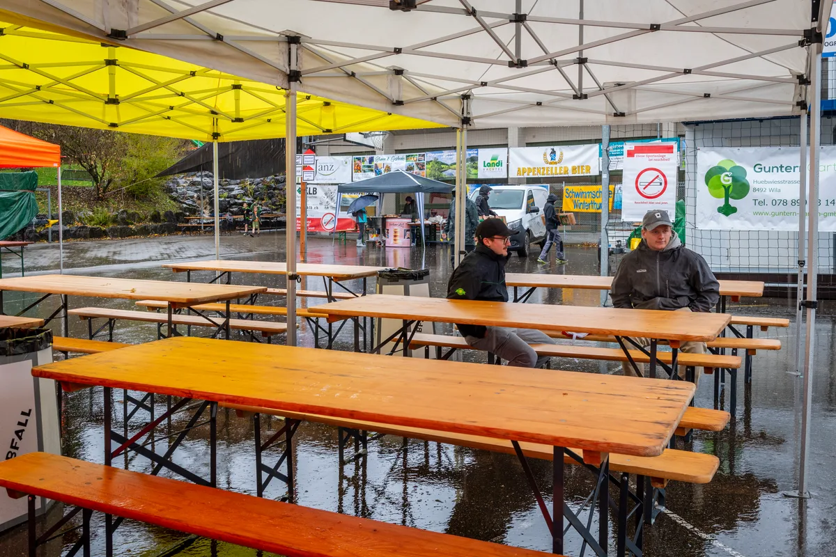 In der Festbeiz war nur um die Mittagszeit viel los. Der Dauerregen spülte das Publikum davon. Zwei Menschen sitzen am Festbank im Festzelt.