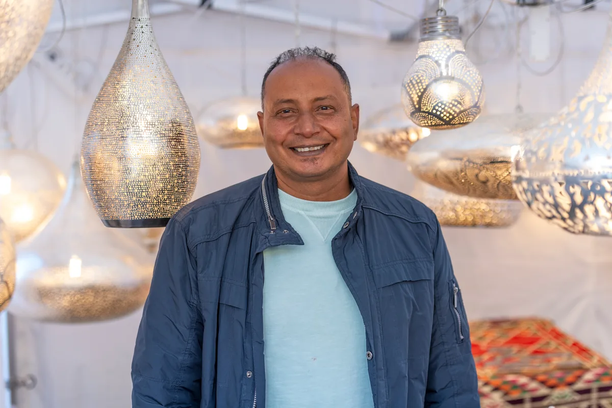 Der Pharao zaubert mit den ägyptischen Leuchten aus seinem Familienbetrieb ein ganz eigenes Ambiente. Von Glace- bis Marroni-Wetter war an diesem Herbstmarkt in Bauma alles dabei.