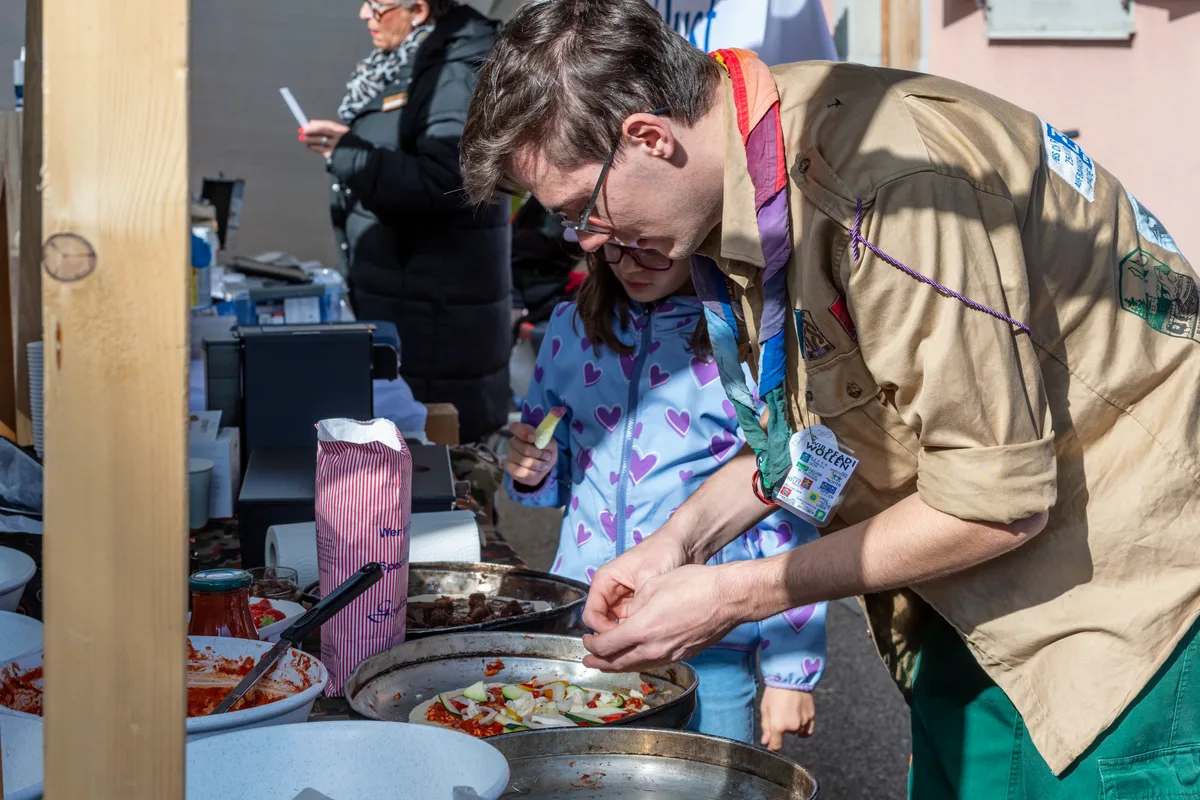 Lumos von der Pfadi Wald-Bauma macht die nächste Pizza bereit. Der Pizzaofen läuft auf Hochtouren. Von Glace- bis Marroni-Wetter war an diesem Herbstmarkt in Bauma alles dabei.