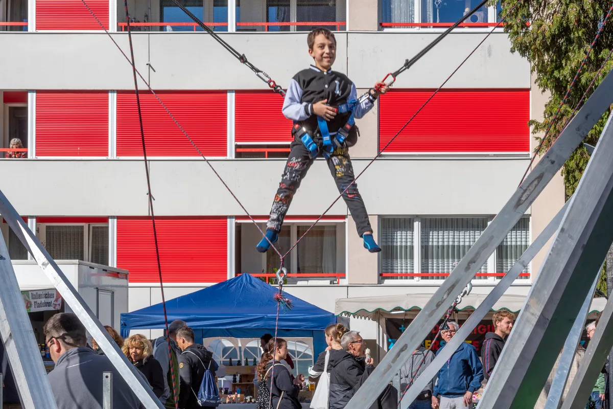 Ein Perspektivenwechsel soll ja den eigenen Horizont erweitern. Leon schwebt über den Köpfen der Marktbesucher. Von Glace- bis Marroni-Wetter war an diesem Herbstmarkt in Bauma alles dabei.
