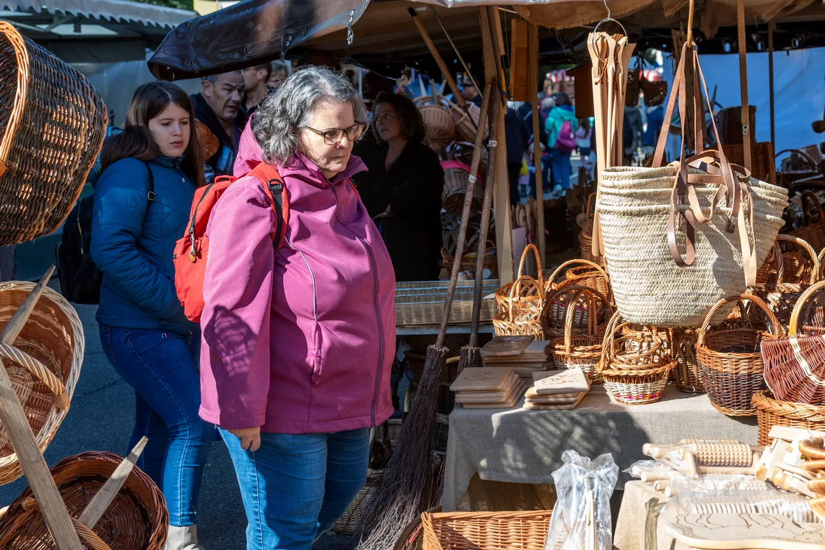 Die Auswahl beim Korber ist riesig und verlockend, aber eigentlich hat man ja schon alles zu Hause. Von Glace- bis Marroni-Wetter war an diesem Herbstmarkt in Bauma alles dabei.