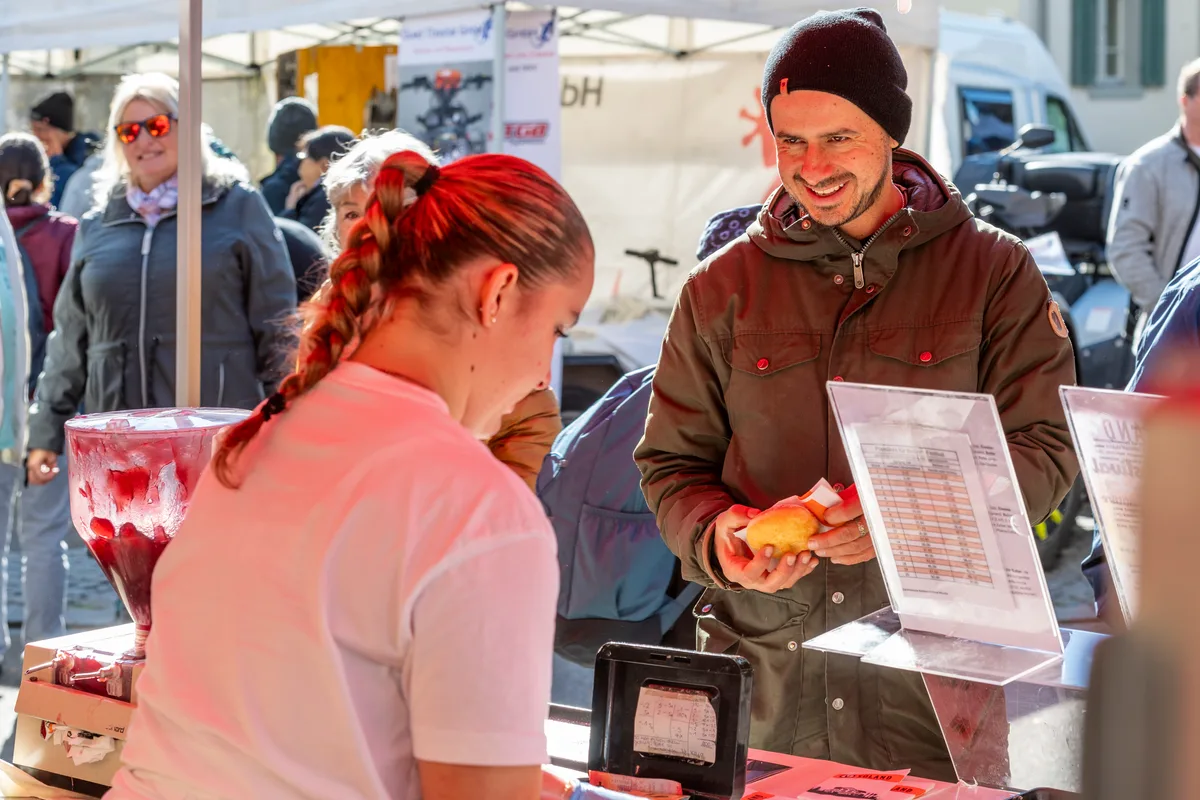 Die Berliner beim Voland sind so frisch, sie sind noch nicht einmal richtig ausgekühlt. Von Glace- bis Marroni-Wetter war an diesem Herbstmarkt in Bauma alles dabei.