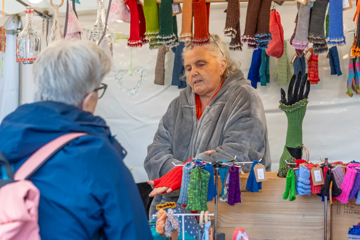 Wer im Sommer strickt, muss im Winter nicht frieren. Von Glace- bis Marroni-Wetter war an diesem Herbstmarkt in Bauma alles dabei.
