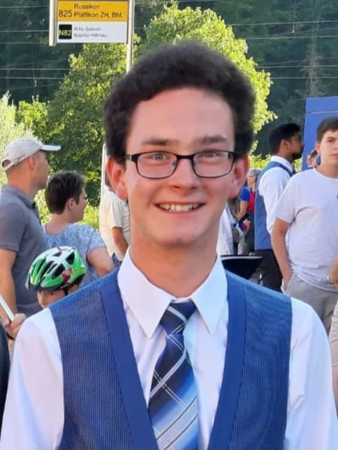 Janis Jeanrenaud ist seit 2011 musikalisch aktiv. Man sieht einen Mann in Musikeruniform.