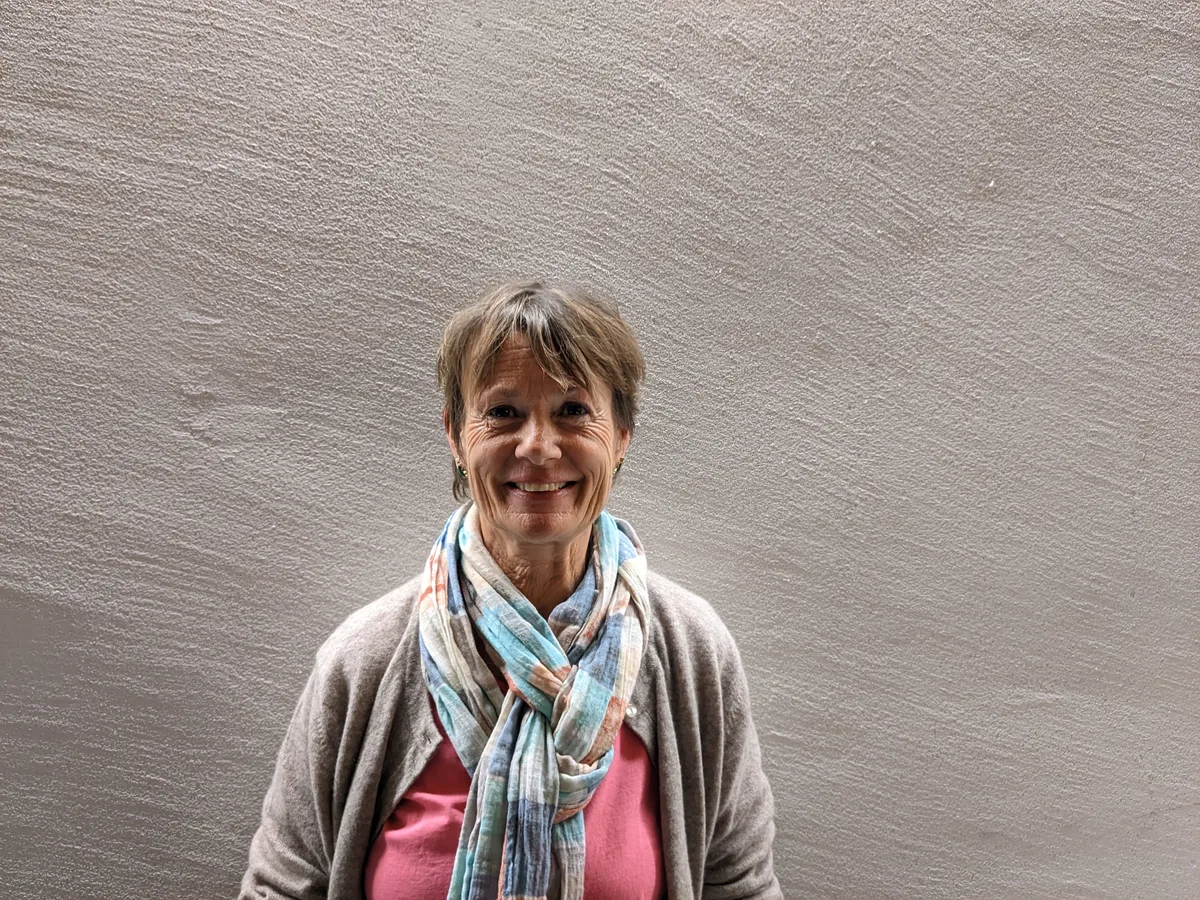 Katharina Fenner (FDP) ist Hochbau- und Liegenschaftenvorsteherin. Frau vor weisser Wand