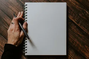 Vielleicht darf das Blatt mit den Neujahrsvorsätzen für einmal leer bleiben. Vielleicht darf das Blatt mit den Neujahrsvorsätzen für einmal leer bleiben.