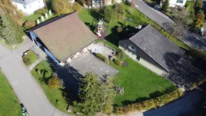 Die Kindergären Gassacher (links) und Girenbad (rechts) stehen auf demselben Grundstück. Mit dem Bauprojekt soll die Trennung aufgehoben werden. Die Kindergären Gassacher (links) und Girenbad (rechts) stehen auf demselben Grundstück. Mit dem Bauprojekt soll die Trennung aufgehoben werden.