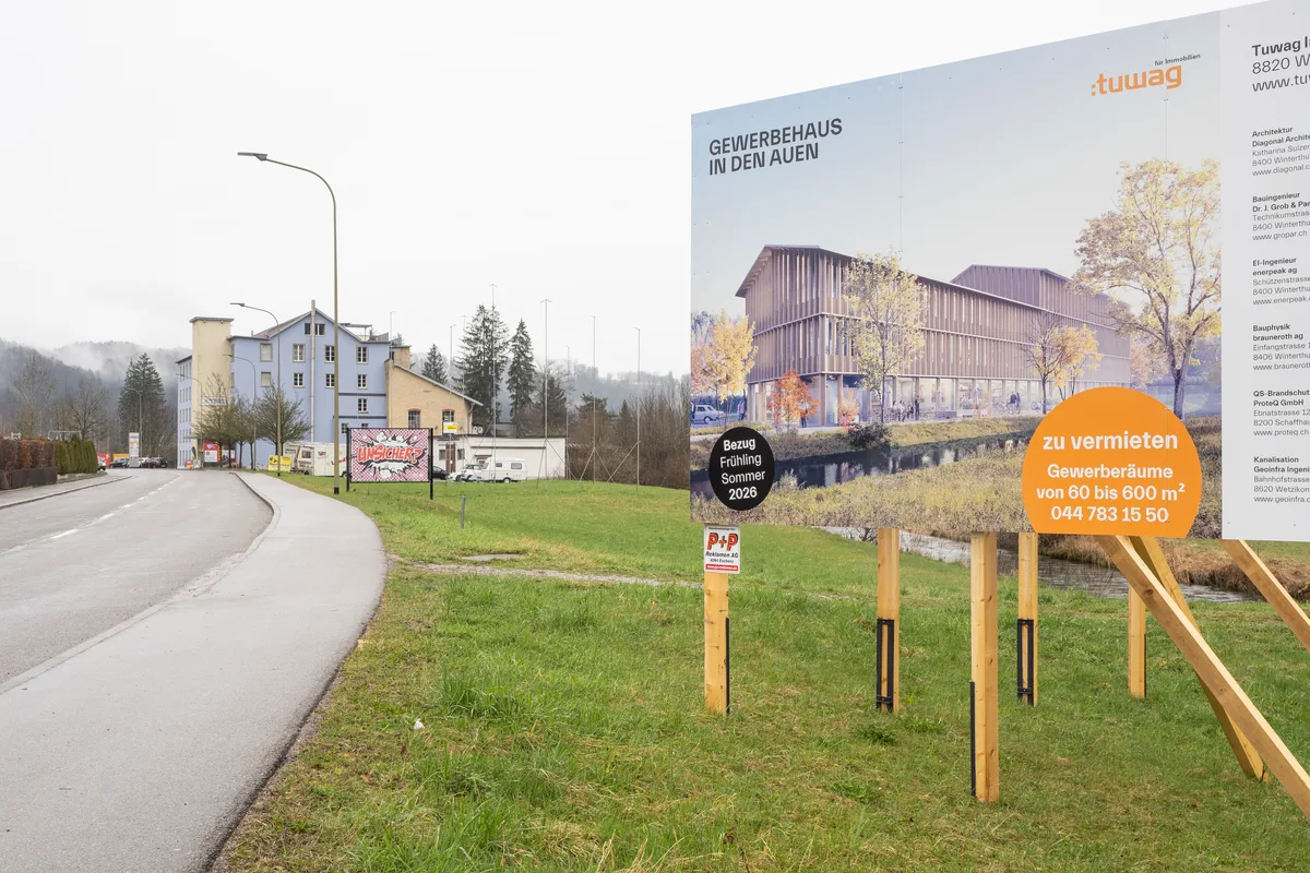 24172070-1 Die grosse Info-Tafel weist darauf hin, was auf der Wiese entstehen soll