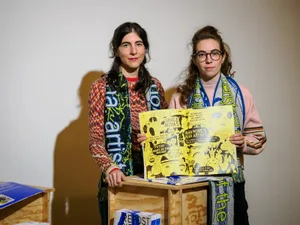 Rückblick auf den Shitstorm: Die Künstlerinnen Stefanie (links) und Maureen Kägi haben die Reaktionen auf ihr Kunstwerk in einem Magazin dokumentiert. Rückblick auf den Shitstorm: Die Künstlerinnen Stefanie (links) und Maureen Kägi haben die Reaktionen auf ihr Kunstwerk in einem Magazin dokumentiert.