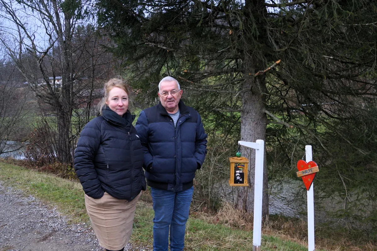 Man sieht einen Mann und eine Frau auf dem Laternliweg.