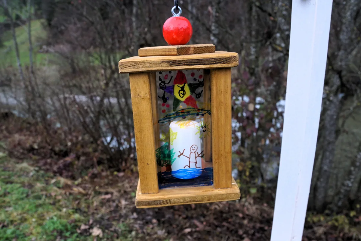 Man sieht eine Laterne.