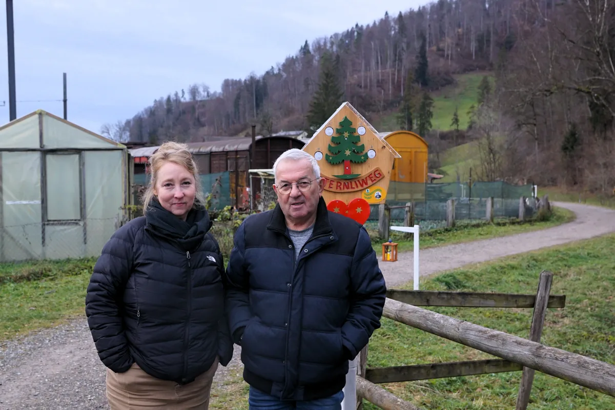 Walter Wieduwilt (rechts) hatte die Idee für den Laternliweg. Barbara Bühler vom Schulhaus Altlandenberg sorgte dafür, dass es ein generationenübergreifens Projekt wurde.