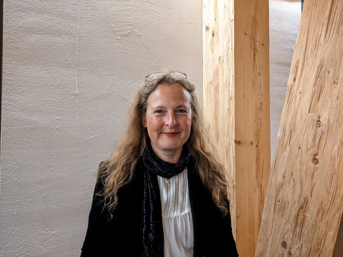 Lucia Angela Cavegn ist Kunsthistorikerin. Frau vor Balkenkonstruktion