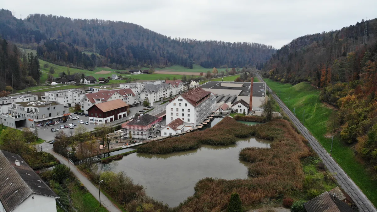 Die alte Spinnerei an der Toesstalstrasse in Kollbrunn wurde zu neuen Eigentumswohnungen umgebaut. Foto: Madeleine Schoder