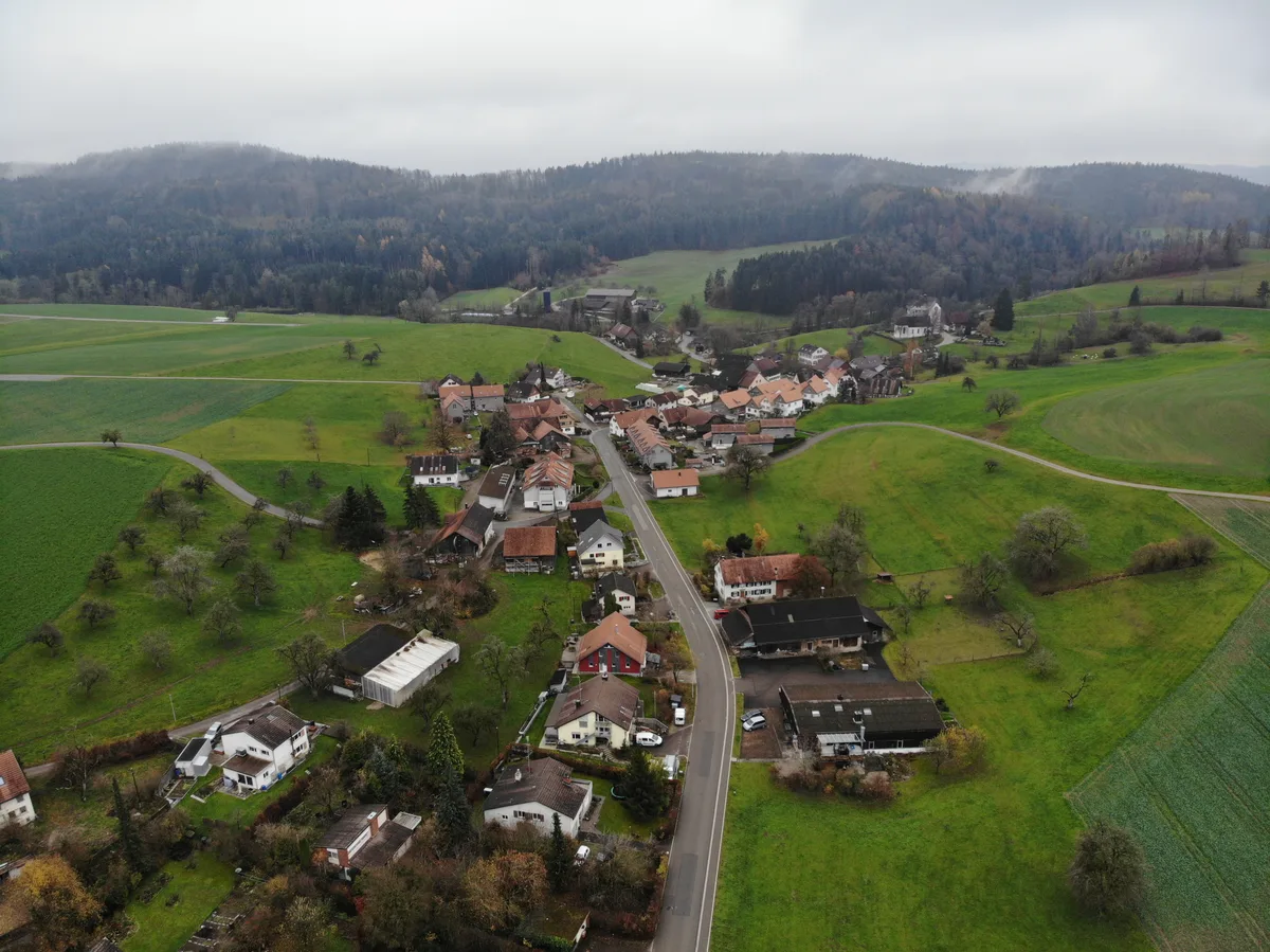In Unterschlatt fehlt ein echtes Ortszentrum. Das will die Gemeinde in den nächsten Jahren ändern. Unterschlatt mit der Waltensteinerstrasse.