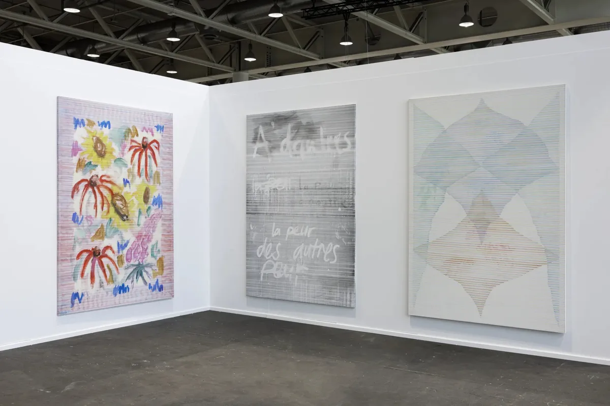 Man sieht Bilder in einem Museum.