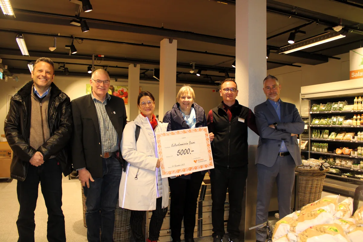 Menschen bei einer Checkübergabe