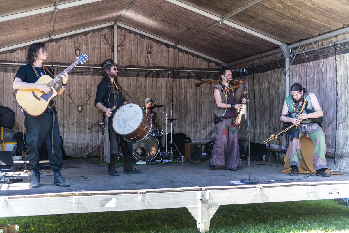 Die Band Koenix aus Bern hat sich der mittelalterlichen Musik verschrieben. Auf dem Zeughaus Areal in Uster fand der Walburgis Mittelaltermarkt statt.