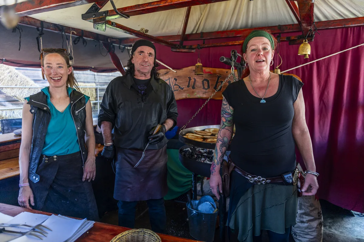 Bei «Knoblauch das Original» gibt es Drachensud, eine Sause die richtig im Hals brennt. Auf dem Zeughaus Areal in Uster fand der Walburgis Mittelaltermarkt statt.
