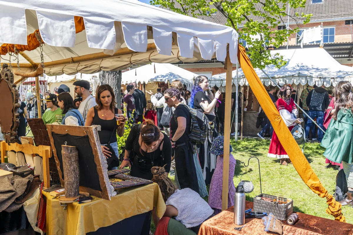 Die gut 60 Marktfahrerinnen und Marktfahrer präsentierten ein buntes Angebot. Auf dem Zeughaus Areal in Uster fand der Walburgis Mittelaltermarkt statt.