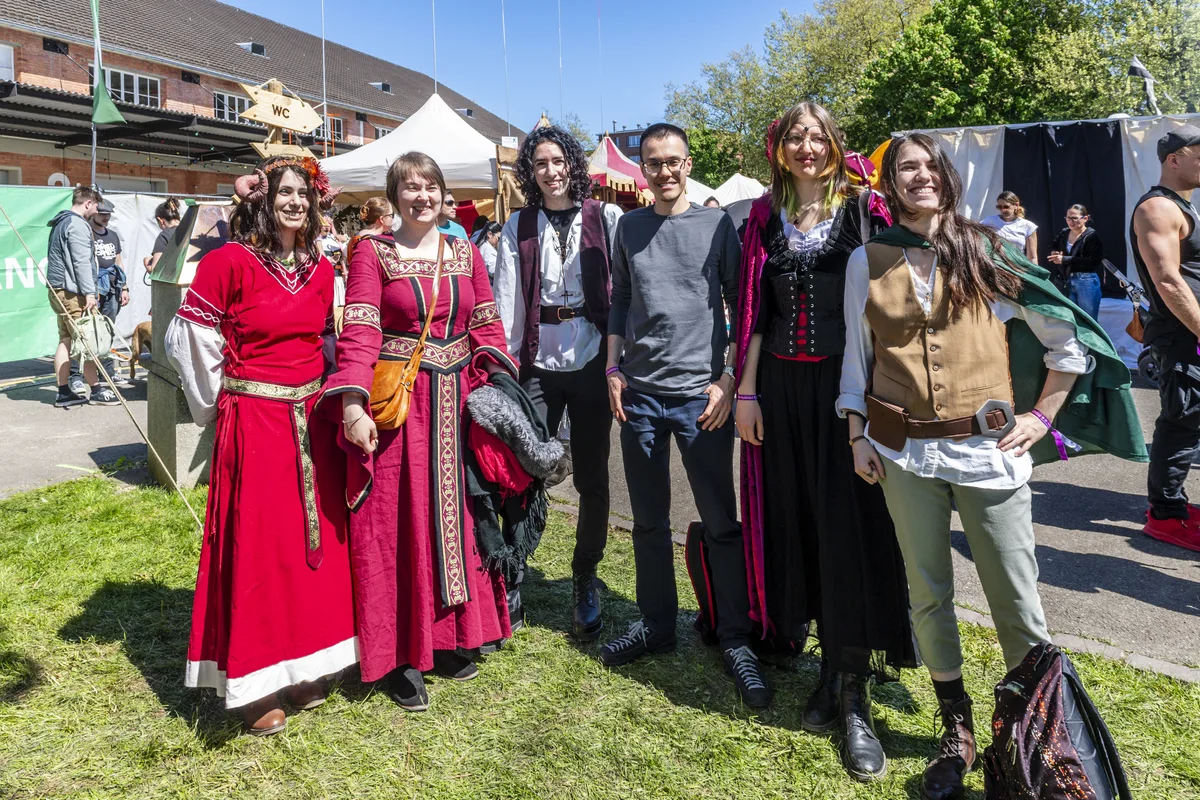 Diese Zeitreisenden aus Illnau gehen von Markt zu Markt je nach Lust und Laune. Auf dem Zeughaus Areal in Uster fand der Walburgis Mittelaltermarkt statt.