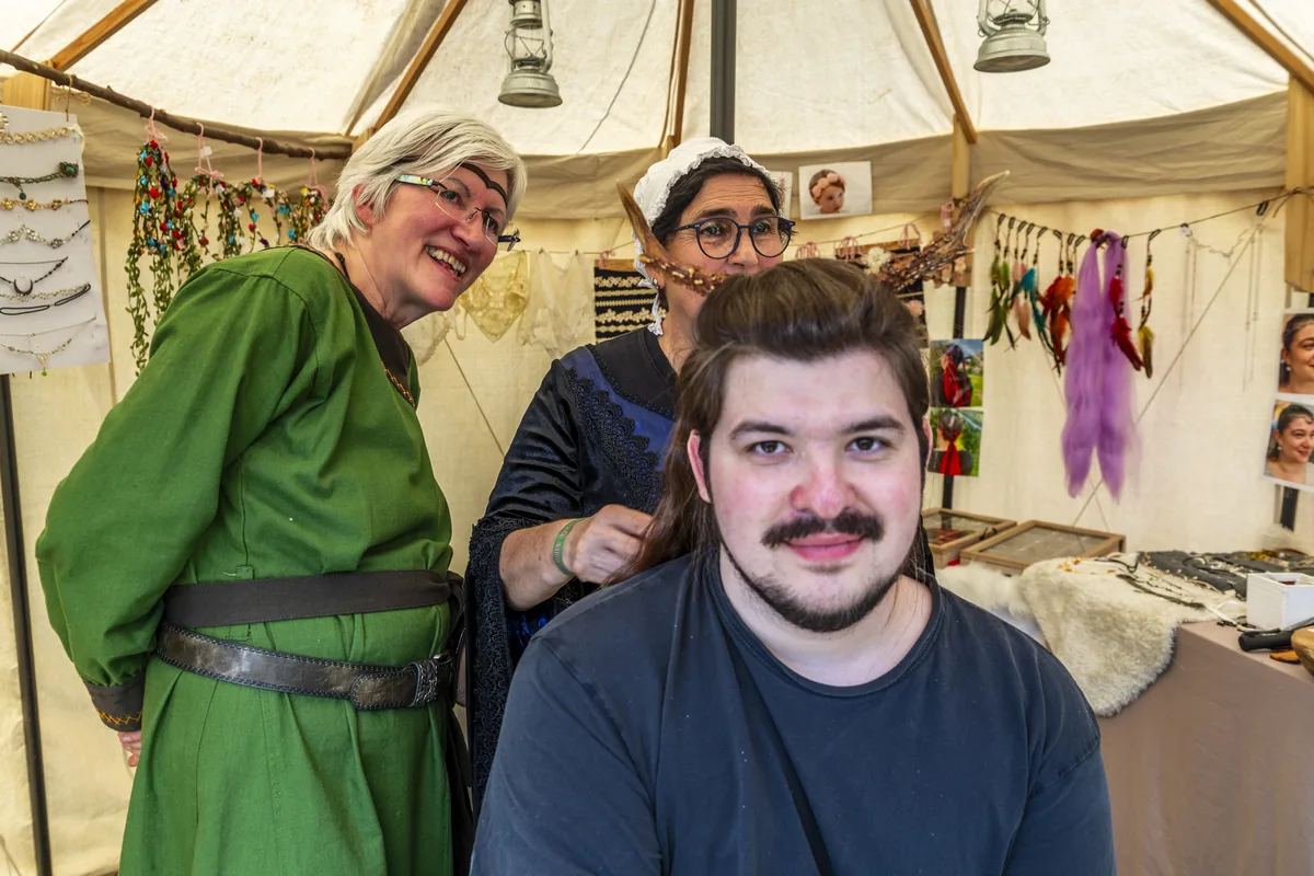 Kurt aus Kradolf will sich seine Hörner nicht abstossen, im Gegenteil. Er lässt sie sich in der Frisierstube in die Haare einflechten. Auf dem Zeughaus Areal in Uster fand der Walburgis Mittelaltermarkt statt.