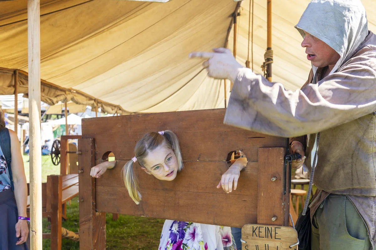 Man steht schneller am Prange als man denkt. Diese Erfahrung machte auch Aline aus Riedikon. Sie ist in die Fänge eines Folterknechts geraten. Auf dem Zeughaus Areal in Uster fand der Walburgis Mittelaltermarkt statt.
