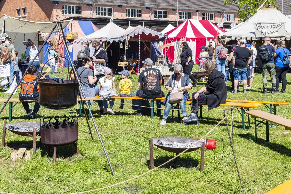 Das Wetter und das faszinierende Thema zieht das Publikum in Scharen an. Auf dem Zeughaus Areal in Uster fand der Walburgis Mittelaltermarkt statt.