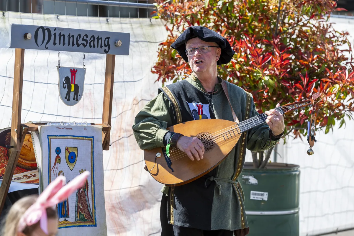 «Der von Witikon» gibt seinen tiefgründigen Minnesang zum Besten. Auf dem Zeughaus Areal in Uster fand der Walburgis Mittelaltermarkt statt.