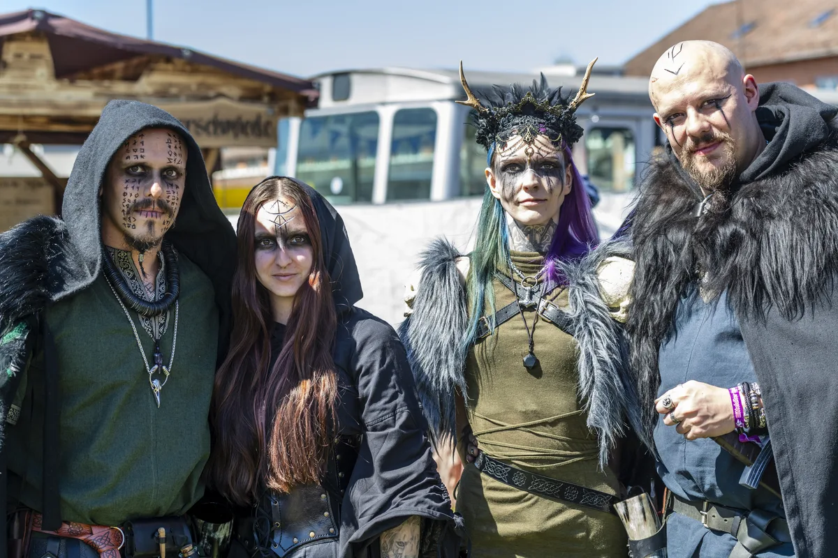 Das perfekte Outfit darf dabei natürlich nicht fehlen. Auf dem Zeughaus Areal in Uster fand der Walburgis Mittelaltermarkt statt.