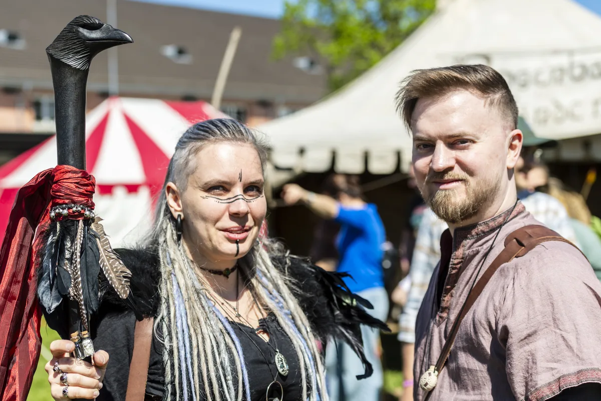Ob Sophie und Patrick aus Zürich wirklich als Alchimisten zaubern können, ist offen. Bezaubernd sind die beiden auf jeden Fall. Auf dem Zeughaus Areal in Uster fand der Walburgis Mittelaltermarkt statt.