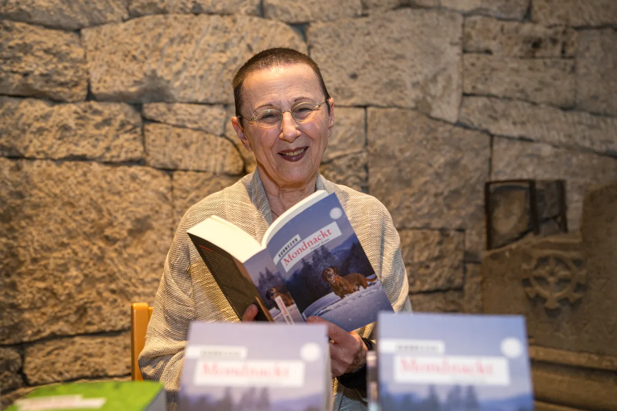 Roswitha Kuhn bei der Lesung des vierten Tösstal-Krimis «Mondnackt» 2019. Lesung vom neuesten Krimi von Roswitha Kuhn, «Mondnackt», mit Egon Fässler, 2019.