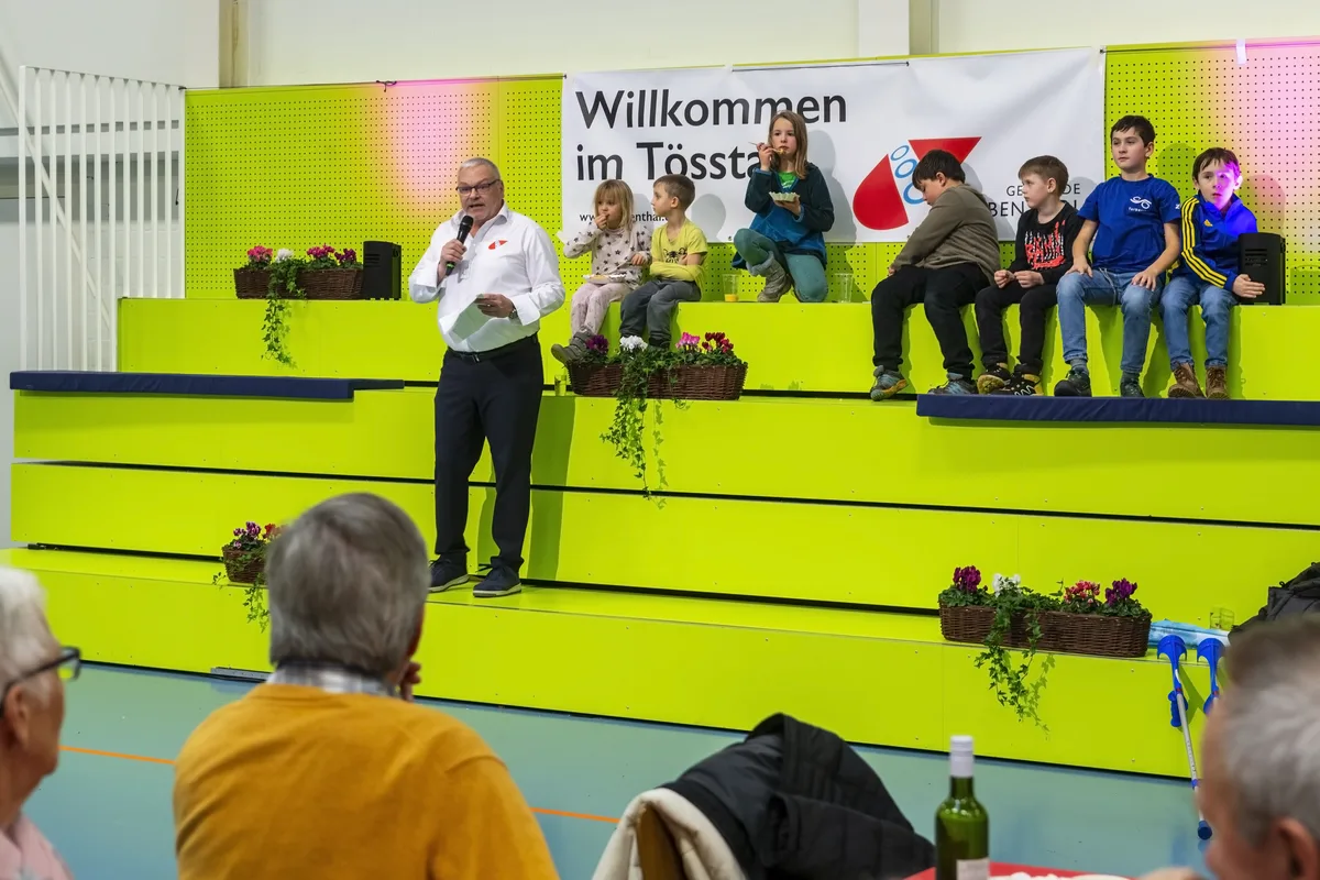 Das neue Jahr wurde in der Grosshalle in Turbenthal würdig begrüsst. Grosse Ereignisse werfen ihre Schatten voraus.
