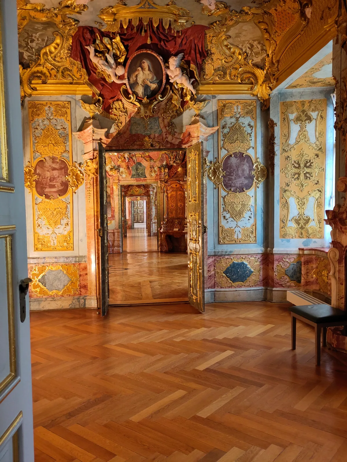 Das war einst die Residenz des Fürstabts von Kempten. Man sieht prunkvolle Räume.