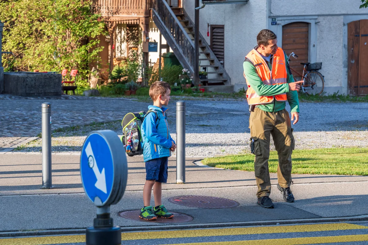 Pünktlich zum Schulstart ist die Kantonspolizei vor Ort und gibt nicht nur den Anfängern nützliche Tipps.